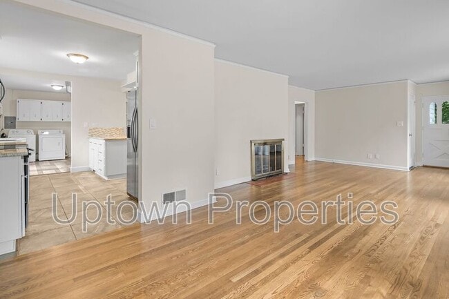 Building Photo - 9520 SW Cypress St