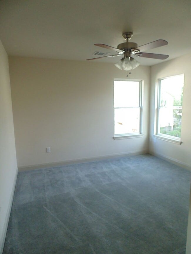 Building Photo - 5 Bed/3 Bath House near Campus