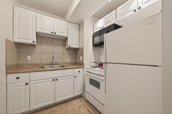 Building Photo - 2021 Southgate Blvd