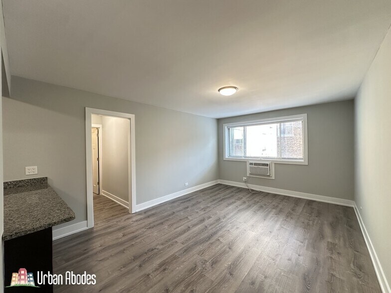 Building Photo - 528 W Surf St