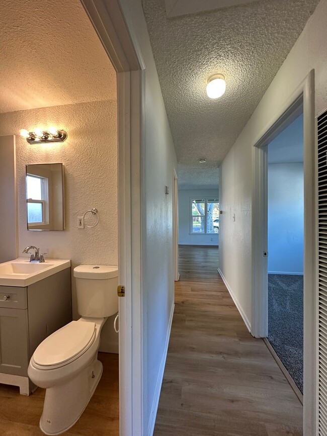 Building Photo - Charming Three Bedroom Near Westfield Park