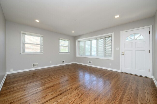 Building Photo - 6 Madison St