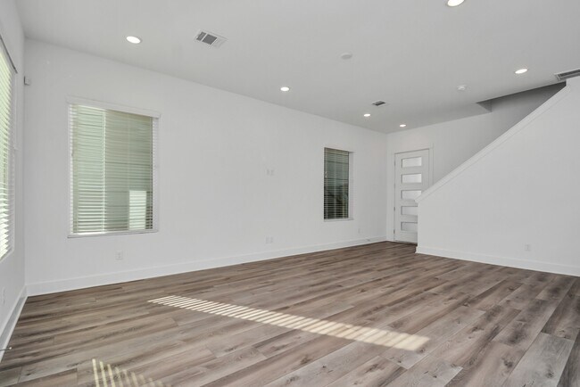 Building Photo - 778 W Tidwell Rd