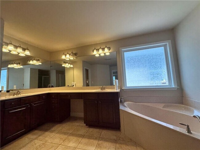 Building Photo - 815 Autry Oak Ct