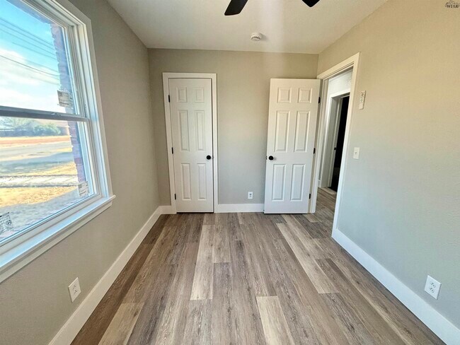 Building Photo - 305 S Louisiana Ct