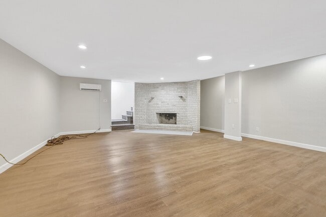Building Photo - 148 S Oak Bluff St
