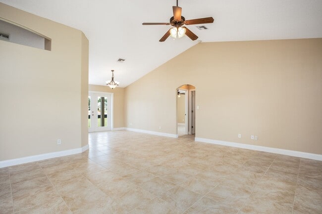 Building Photo - Leesburg 3/2 with Split Bedroom and Covered Back Patio