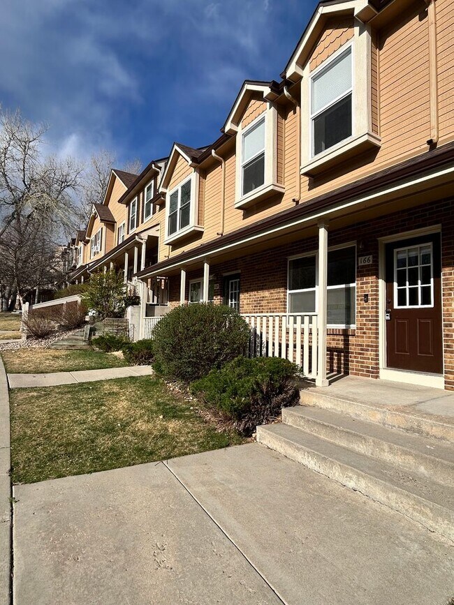 Building Photo - Sunny & Spacious 2-Bedroom Townhome