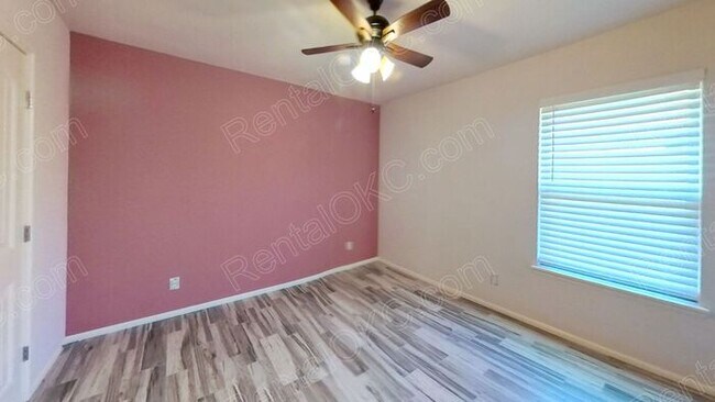Building Photo - Great 3 bed 2 Bath on the West side.
