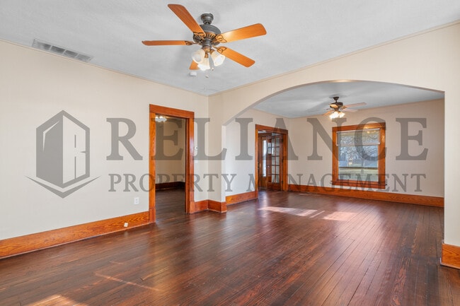 Building Photo - 221 S Glenn St