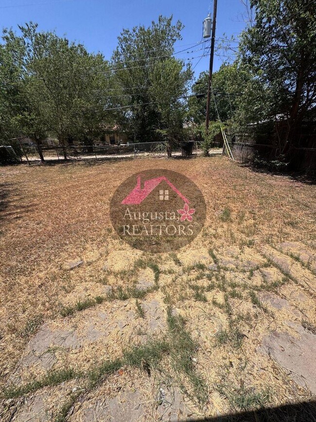 Building Photo - 966 N La Salle Dr