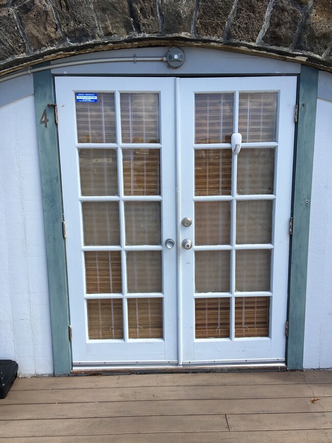 Entry to unit 4 - 1024 Spencer St