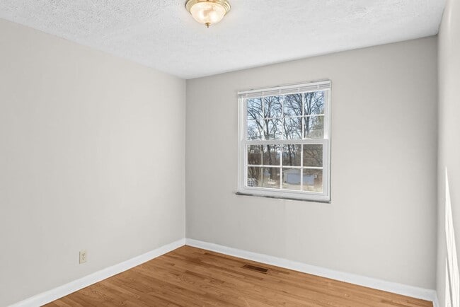 Building Photo - Updated 3bd/2bth home with Remodeled Master Suite & Prime Location!