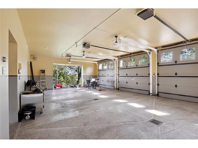 Building Photo - 1720 Mt Curve Ave