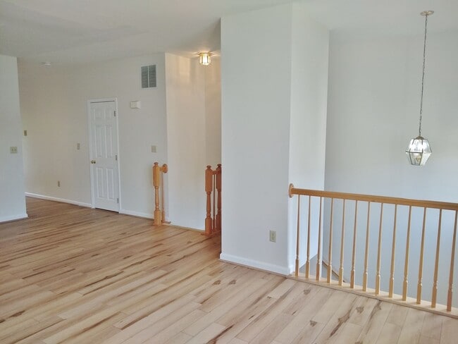 Building Photo - 3 Bed / 2 Bath Single Family Townhome