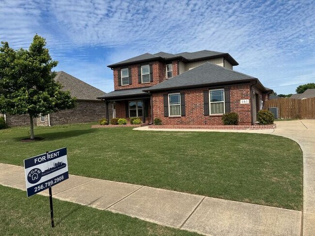 Building Photo - Fenced yard, great location
