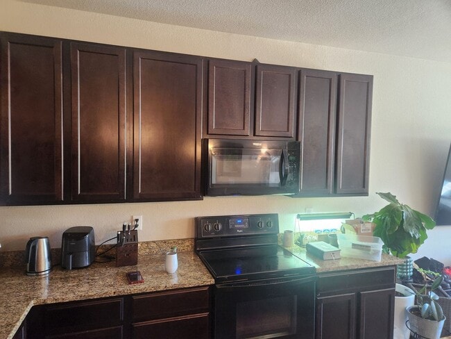 Building Photo - Townhome with great access to shopping, restauraunts and more!