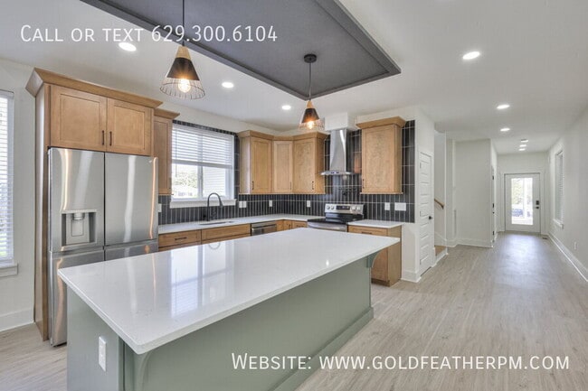 Building Photo - 402 E Trinity Ln