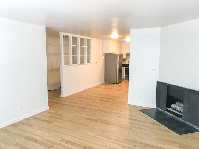 Building Photo - Stunning Remodeled 2BR/2BATHROOM Flat! Fir...