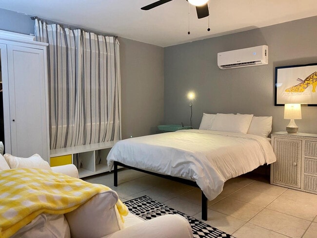 Building Photo - 819 SW 9th Terrace