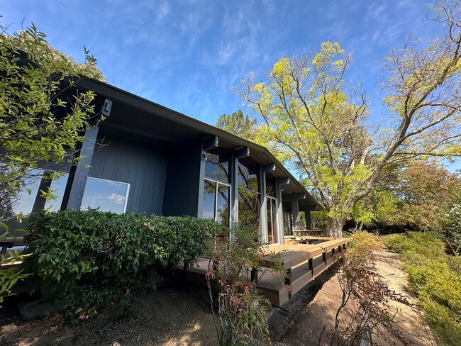 Building Photo - 4 Bed 3 Bath Single Family Home In Orinda