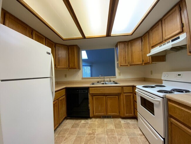 Building Photo - 4 Bedroom 3 Bath Condo