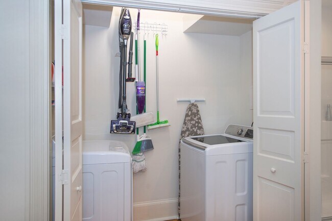 Building Photo - Spacious 3 Bedroom/3 Bathroom Townhome with Private Rooftop Deck