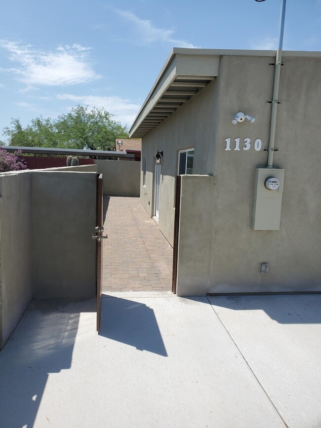 Building Photo - 1130 E Winnie Pl