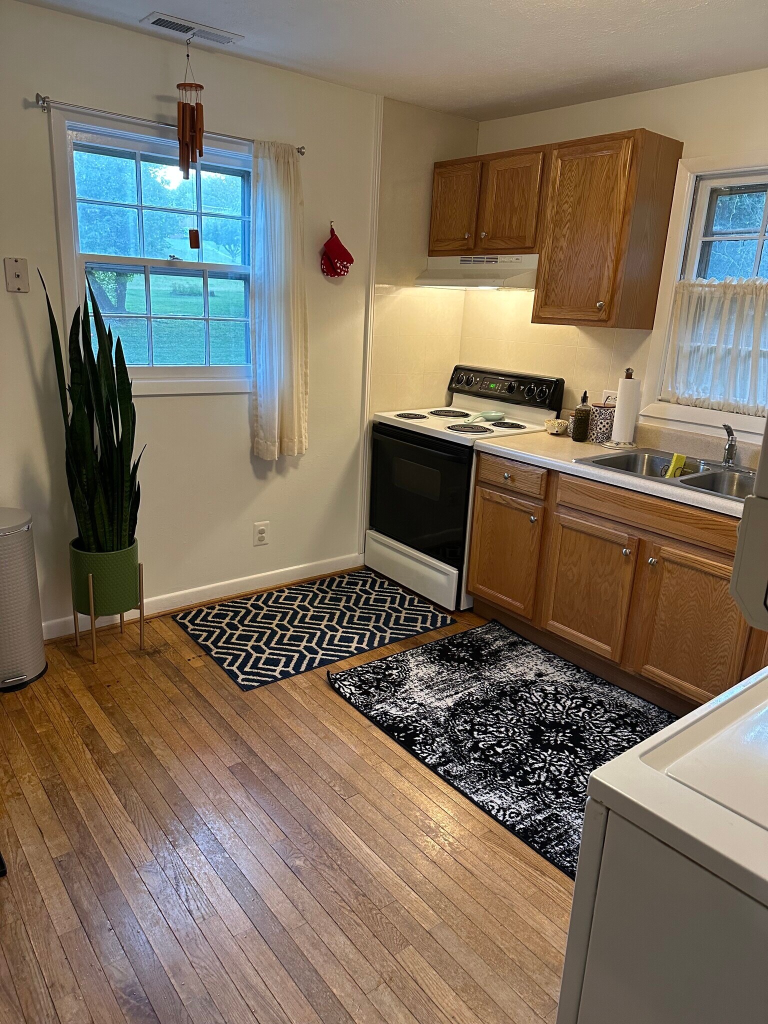 Kitchen - 1706 Cedar Hill Rd