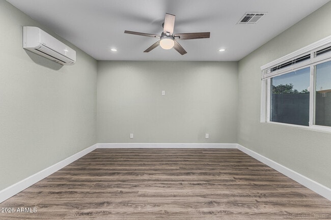 Building Photo - 3217 N Ellis St