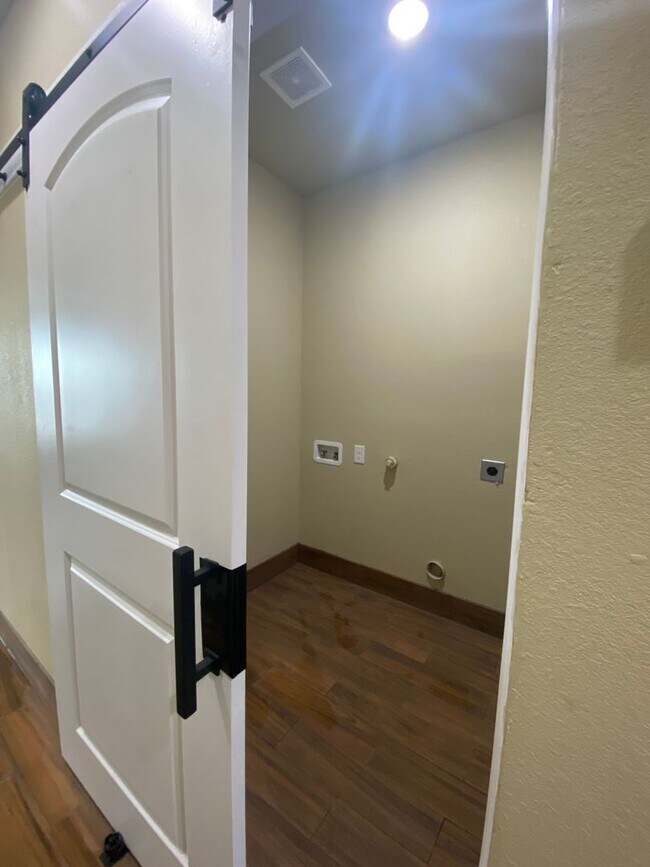 Building Photo - 105 Sabine Ave. #B