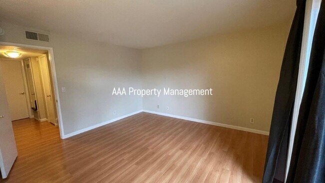 Building Photo - Beautiful 4 bedroom 2.5 bath townhome w/ v...