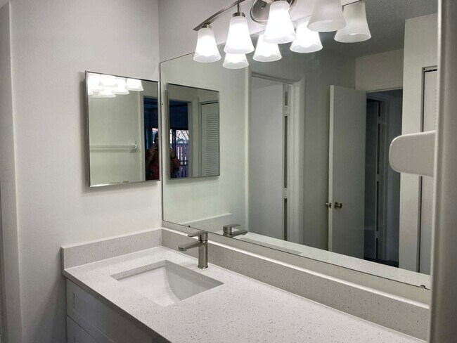 Building Photo - 1 Bedroom/1 Bath Villa with Private Courtyard