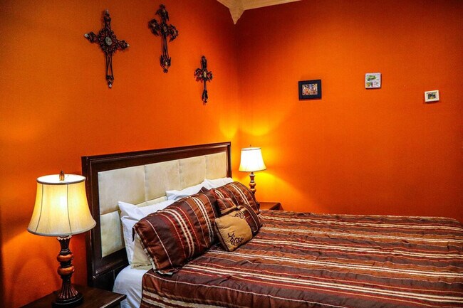 Building Photo - 117 E Lantana St