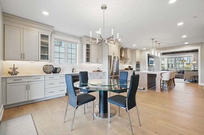Building Photo - Luxurious, Fully Furnished Townhome       ...