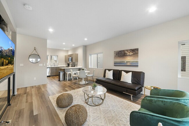 Building Photo - 906 21st St