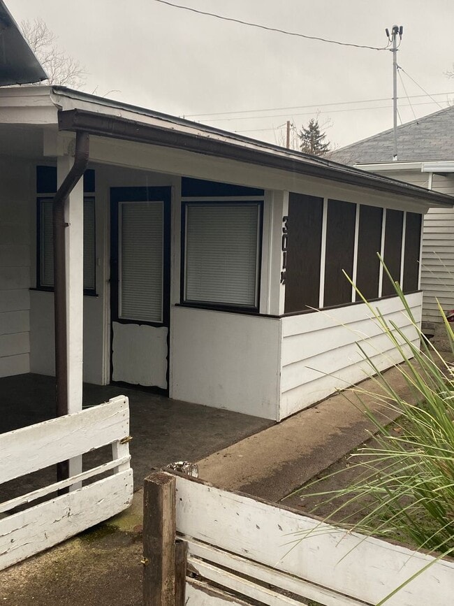 Building Photo - R301- 301 1/2