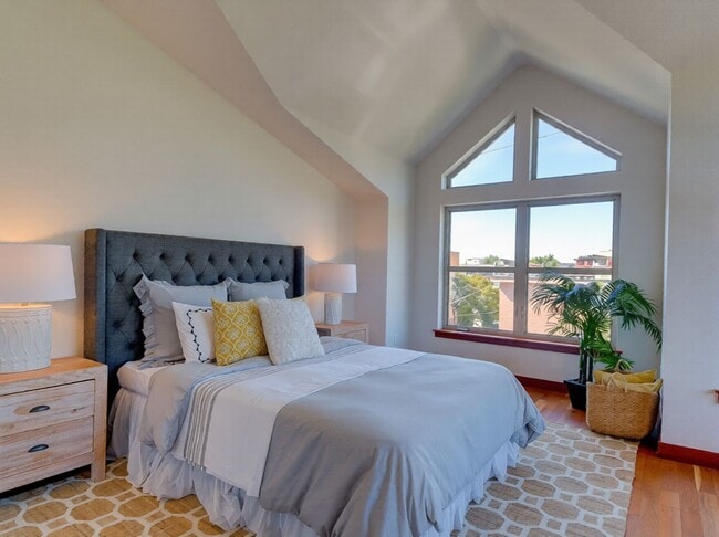 Building Photo - 722 Nob Hill Ave N