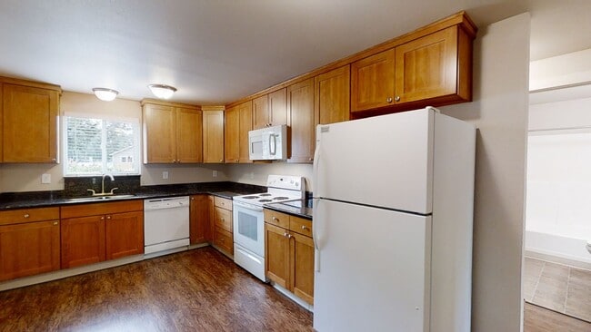 Building Photo - Spacious Updated 2 Bedroom Apartment in Tacoma-Granite Counters, W/D, Reserved Parking Space!