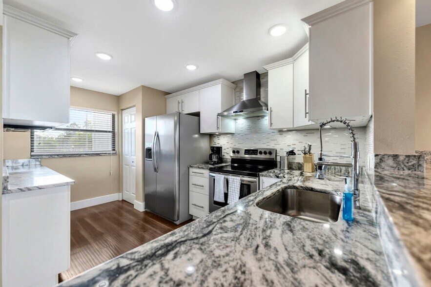 Building Photo - 900 Cove Cay Dr