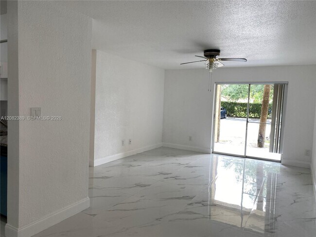 Building Photo - 733 Riverside Dr