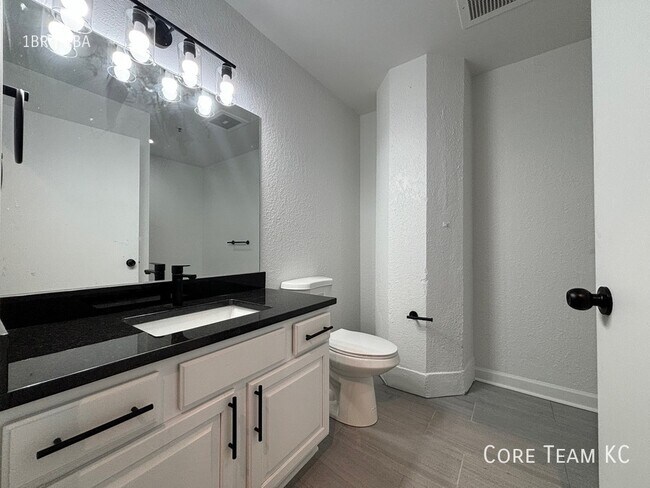 Building Photo - 934 Broadway Blvd