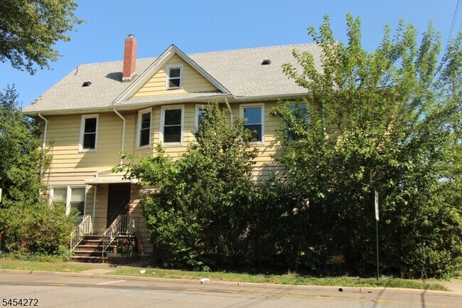 Building Photo - 420 Lakeview Ave