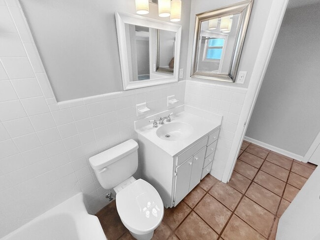Building Photo - 3 Bed 2 Bath Home for Rent in Ideal Northeast St. Pete Neighborhood