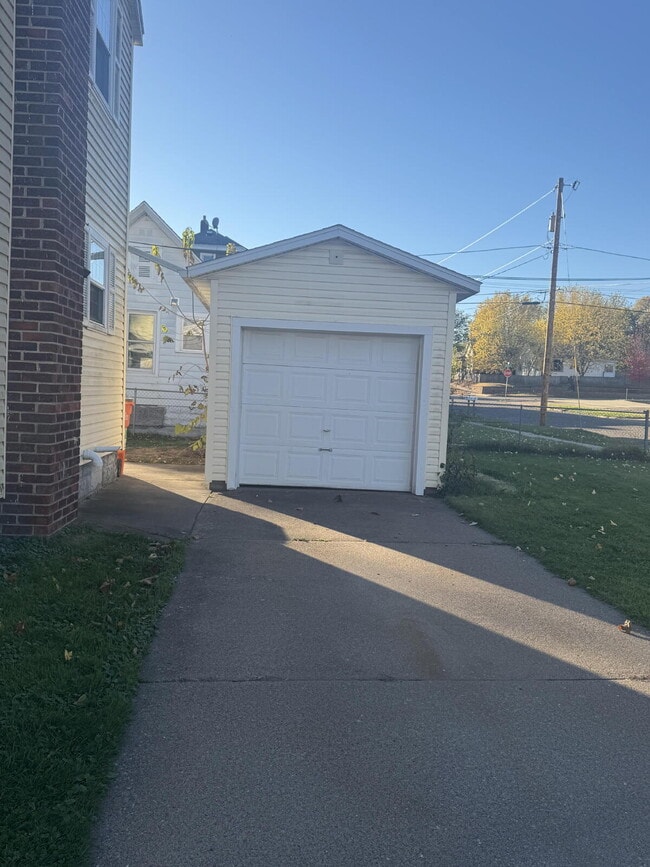 Building Photo - 2 Bedroom, 1 Bathroom Unit in 2nd Street D...