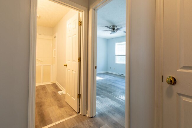 Building Photo - 3 story 2 bed 1.5 bath condo with large ga...