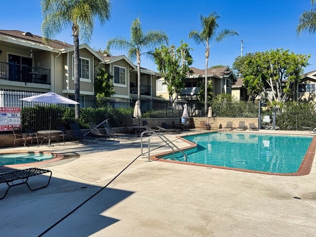 Building Photo - Beautiful and Bright 2-Bedroom Condo