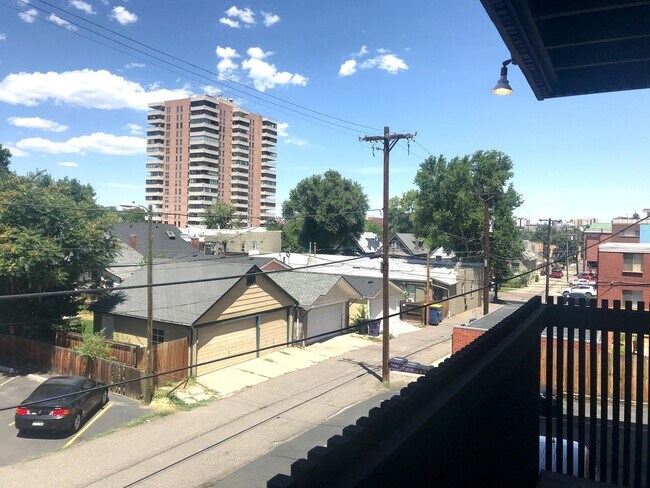 Building Photo - Studio Apartment in Awesome Denver Location!