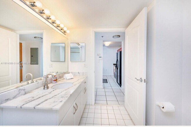 Building Photo - 1200 Brickell Bay Dr