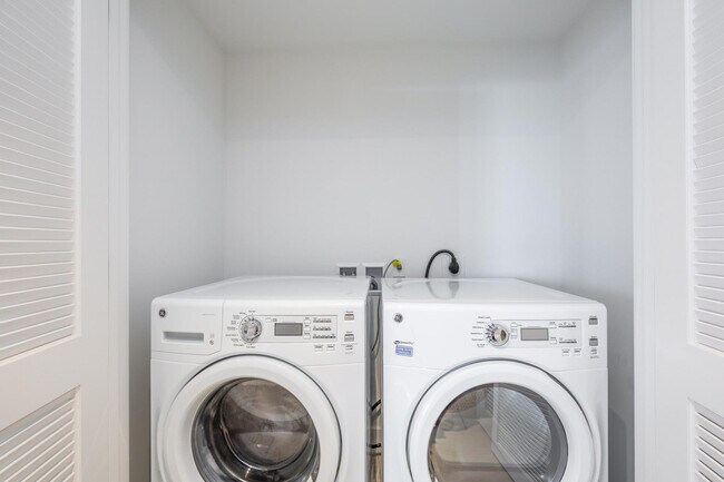 Building Photo - 2721 Hallandale Beach Blvd